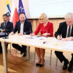 29.07.2021. Kielce. Podpisanie umów na dofinansowanie projektów ze środków unijnych w ramach RPO. Na zdjęciu (od lewej): Jacek Sułek - dyrektor Departamentu Inwestycji i Rozwoju urzędu marszałkowskiego w Kielcach, Sławomir Kijak - skarbnik miasta Ostrowiec Świętokrzyski, Dominik Smoliński - wiceprezydent Ostrowca Świętokrzyskiego, Renata Janik - wicemarszałek województwa świętokrzyskiego, Andrzej Bętkowski - marszałek województwa świętokrzyskiego / Wiktor Taszłow / Radio Kielce