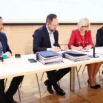 29.07.2021. Kielce. Podpisanie umów na dofinansowanie projektów ze środków unijnych w ramach RPO. Na zdjęciu (od lewej): Sławomir Kijak - skarbnik miasta Ostrowiec Świętokrzyski, Dominik Smoliński - wiceprezydent Ostrowca Świętokrzyskiego, Renata Janik - wicemarszałek województwa świętokrzyskiego, Andrzej Bętkowski - marszałek województwa świętokrzyskiego / Wiktor Taszłow / Radio Kielce