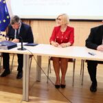 29.07.2021. Kielce. Podpisanie umów na dofinansowanie projektów ze środków unijnych w ramach RPO. Na zdjęciu (od lewej): Anita Głuszek - skarbnik powiatu pińczowskiego, Zbigniew Kierkowski - starosta powiatu Pińczowskiego,  Renata Janik - wicemarszałek województwa świętokrzyskiego, Andrzej Bętkowski - marszałek województwa świętokrzyskiego / Wiktor Taszłow / Radio Kielce