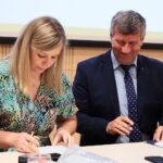 29.07.2021. Kielce. Podpisanie umów na dofinansowanie projektów ze środków unijnych w ramach RPO. Na zdjęciu (od lewej): Anita Głuszek - skarbnik powiatu pińczowskiego, Zbigniew Kierkowski - starosta powiatu Pińczowskiego / Wiktor Taszłow / Radio Kielce