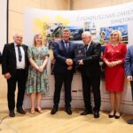 29.07.2021. Kielce. Podpisanie umów na dofinansowanie projektów ze środków unijnych w ramach RPO. Na zdjęciu (od lewej): Andrzej Pruś - przewodniczący Sejmiku Województwa Świętokrzyskiego, Ryszard Barna - wicestarosta powiatu pińczowskiego, Anita Głuszek - skarbnik powiatu pińczowskiego, Zbigniew Kierkowski - starosta powiatu Pińczowskiego, Andrzej Bętkowski - marszałek województwa świętokrzyskiego, Renata Janik - wicemarszałek województwa świętokrzyskiego, Marek Bogusławski - wicemarszałek województwa świętokrzyskiego / Wiktor Taszłow / Radio Kielce