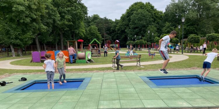 12.07.2021. Końskie. Nowe trampoliny w Ogródku Jordanowskim / Magdalena Galas-Klusek / Radio Kielce