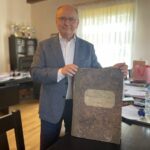 17.07.2021. Końskie. Znaleziska z pałacu Małachowskich. Na zdjęciu Krzysztof Obratański - burmistrz Końskich / Magdalena Galas-Klusek / Radio Kielce