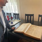 17.07.2021. Końskie. Znaleziska z pałacu Małachowskich. Na zdjęciu Krzysztof Obratański - burmistrz Końskich / Magdalena Galas-Klusek / Radio Kielce