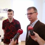 29.07.2021. Kielce. Muzeum Historii Kielc. Wystawa "Dzieło potężne w dolinach Bobrzy, Czarnej i Kamiennej. Zabytki Staropolskiego Okręgu Przemysłowego na fotografii dawnej i współczesnej". Na zdjęciu (od lewej): Paweł Wolańczyk - Muzeum Historii Kielc, kurator wystawy, Grzegorz Maciągowski – dyrektor Muzeum Historii Kielc / Wiktor Taszłow / Radio Kielce