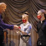 08.07.2021. Kielce. Koncert inaugurujący festiwal harcerski w Kieleckim Centrum Kultury. Na zdjęciu prezydent Bogdan Wenta przekazujący „klucze" od miasta harcerzom / Jarosław Kubalski / Radio Kielce