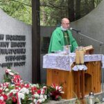 04.07.2021. Bór Kunowski. Uroczystości upamiętniające brutalną pacyfikację mieszkańców wsi. Na zdjęciu: ks. Robert Utnik / Anna Głąb / Radio Kielce
