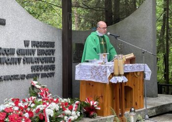 04.07.2021. Bór Kunowski. Uroczystości upamiętniające brutalną pacyfikację mieszkańców wsi. Na zdjęciu: ks. Robert Utnik / Anna Głąb / Radio Kielce