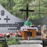 04.07.2021. Bór Kunowski. Uroczystości upamiętniające brutalną pacyfikację mieszkańców wsi. Na zdjęciu: ks. Robert Utnik / Anna Głąb / Radio Kielce