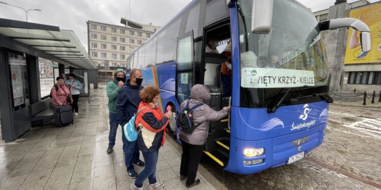 03.07.2021. Kielce. Autobus na Święty Krzyż / Jarosław Kubalski / Radio Kielce