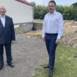 12.07.2021. Starachowice. Budowa szatni przy SP 1. Na zdjęciu (od lewej) Krzysztof Lipiec - poseł PiS i Marek Materek - prezydent Starachowic / Anna Głąb / Radio Kielce