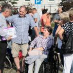 31.07.2021. Kielce. Wyjazd podopiecznych Świętokrzyskiego Stowarzyszenia "Niepełnosprawni Plus"  na obóz rehabilitacyjny do Sarbinowa nad Bałtyk. Na zdjęciu (z lewej): Krzysztof Słoń - senator / Wiktor Taszłow / Radio Kielce