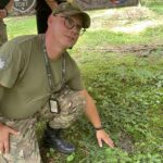 17.07.2021. Lipie. Przekazanie nieśmiertelnika Jana Święcickiego rodzinie. Na zdjęciu: Krzysztof Komisarczyk – prezes Grupy Ochrony Zabytków Fort, / Anna Głąb / Radio Kielce