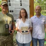 17.07.2021. Lipie. Przekazanie nieśmiertelnika Jana Święcickiego rodzinie. Na zdjęciu: Krzysztof Komisarczyk – prezes Grupy Ochrony Zabytków Fort, Beata i Krzysztof Skibowie – wnuczka Jana Święcickiego z mężem / Anna Głąb / Radio Kielce