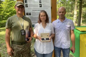 17.07.2021. Lipie. Przekazanie nieśmiertelnika Jana Święcickiego rodzinie. Na zdjęciu: Krzysztof Komisarczyk – prezes Grupy Ochrony Zabytków Fort, Beata i Krzysztof Skibowie – wnuczka Jana Święcickiego z mężem / Anna Głąb / Radio Kielce