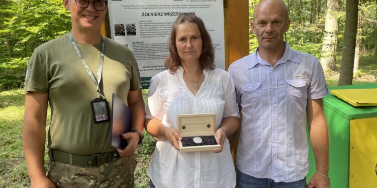 17.07.2021. Lipie. Przekazanie nieśmiertelnika Jana Święcickiego rodzinie. Na zdjęciu: Krzysztof Komisarczyk – prezes Grupy Ochrony Zabytków Fort, Beata i Krzysztof Skibowie – wnuczka Jana Święcickiego z mężem / Anna Głąb / Radio Kielce