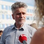 31.07.2021. Kielce. Wyjazd podopiecznych Świętokrzyskiego Stowarzyszenia "Niepełnosprawni Plus"  na obóz rehabilitacyjny do Sarbinowa nad Bałtyk. Na zdjęciu; Krzysztof Słoń - senator / Wiktor Taszłow / Radio Kielce