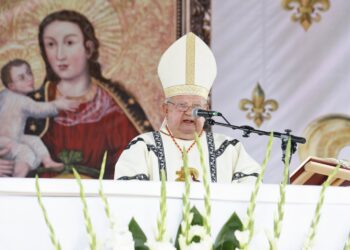 17.07.2021. Daleszyce. Koronacja obrazu Matki Bożej Daleszyckiej. Na zdjęciu kardynał Stanisław Dziwisz / Jarosław Kubalski / Radio Kielce