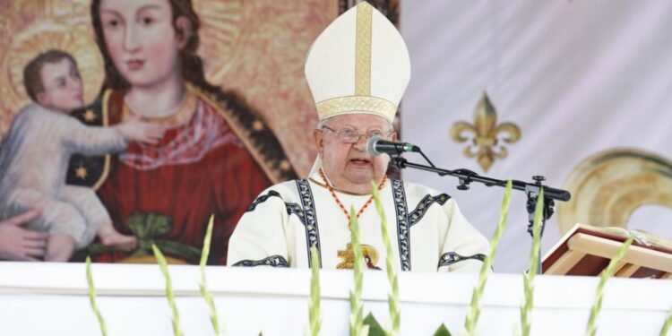 17.07.2021. Daleszyce. Koronacja obrazu Matki Bożej Daleszyckiej. Na zdjęciu kardynał Stanisław Dziwisz / Jarosław Kubalski / Radio Kielce