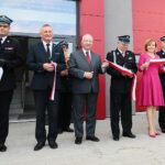 31.07.2021. Bilcza. Jubileusz 95-lecia OSP Bilcza i otwarcie nowej remizy. Na zdjęciu (od lewej): Krzysztof Ciosek - komendant wojewódzki Państwowej Straży Pożarnej w Kielcach, Zbigniew Koniusz -wojewoda świętokrzyski, Krzysztof Lipiec - poseł, Marian Buras - burmistrz Morawicy, Anna Krupka - wiceminister kultury, dziedzictwa narodowego i sportu, Andrzej Bętkowski - marszałek województwa świętokrzyskiego, Mirosław Pawlak  - prezes świętokrzyskiej OSP / Wiktor Taszłow / Radio Kielce