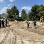 19.07.2021. Porzecze, gm. Miedziana Góra. Wizyta premiera Mateusza Morawieckiego. Na zdjęciu Mateusz Morawiecki - premier (drugi z prawej) i Damian Sławski - wójt gminy Miedziana Góra (trzeci z prawej) / Jarosław Kubalski / Radio Kielce