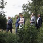 19.07.2021. Porzecze, gm. Miedziana Góra. Wizyta premiera Mateusza Morawieckiego. Na zdjęciu: Krzysztof Lipiec - poseł PiS (pierwszy z lewej), Damian Sławski - wójt gminy Miedziana Góra (drugi z lewej), Mateusz Morawiecki - premier (trzeci z lewej), Anna Krupka - wiceminister kultury, sportu oraz dziedzictwa narodowego, Zbigniew Koniusz - wojewoda świętokrzyski (pierwszy z prawej) / Jarosław Kubalski / Radio Kielce