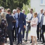 19.07.2021. Porzecze, gm. Miedziana Góra. Wizyta premiera Mateusza Morawieckiego. Na zdjęciu: Krzysztof Lipiec - poseł PiS (pierwszy z lewej), Mateusz Morawiecki - premier, Anna Krupka - wiceminister kultury, sportu oraz dziedzictwa narodowego, Piotr Wawrzyk - wiceminister spraw zagranicznych (drugi z prawej), Zbigniew Koniusz - wojewoda świętokrzyski (pierwszy z prawej) / Jarosław Kubalski / Radio Kielce