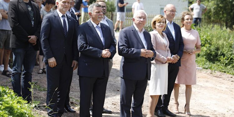 Na zdjęciu (od lewej): Mirosław Gębski - starosta kielecki, Krzysztof Słoń - senator PiS, Andrzej Kryj - poseł PiS, Krzysztof Lipiec - poseł PiS, Anna Krupka - wiceminister kultury, sportu oraz dziedzictwa narodowego, Piotr Wawrzyk - wiceminister spraw zagranicznych, Agata Wojtyszek - poseł PiS / Jarosław Kubalski / Radio Kielce