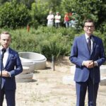 19.07.2021. Porzecze, gm. Miedziana Góra. Wizyta premiera Mateusza Morawieckiego. Na zdjęciu Damian Sławski - wójt gminy Miedziana Góra (z lewej) i Mateusz Morawiecki - premier (z prawej) / Jarosław Kubalski / Radio Kielce