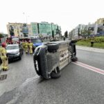 22.07.2021. Kielce. Dachowanie na rondzie u zbiegu ulic IX Wieków, Okrzei i Paderewskiego / Jarosław Kubalski / Radio Kielce
