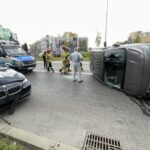 22.07.2021. Kielce. Dachowanie na rondzie u zbiegu ulic IX Wieków, Okrzei i Paderewskiego / Jarosław Kubalski / Radio Kielce