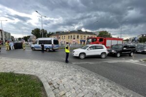 22.07.2021. Kielce. Dachowanie na rondzie u zbiegu ulic IX Wieków, Okrzei i Paderewskiego / Jarosław Kubalski / Radio Kielce