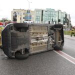 22.07.2021. Kielce. Dachowanie na rondzie u zbiegu ulic IX Wieków, Okrzei i Paderewskiego / Jarosław Kubalski / Radio Kielce