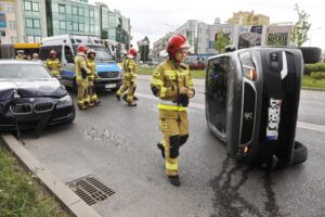 22.07.2021. Kielce. Dachowanie na rondzie u zbiegu ulic IX Wieków, Okrzei i Paderewskiego / Jarosław Kubalski / Radio Kielce