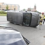 22.07.2021. Kielce. Dachowanie na rondzie u zbiegu ulic IX Wieków, Okrzei i Paderewskiego / Jarosław Kubalski / Radio Kielce