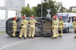 22.07.2021. Kielce. Dachowanie na rondzie u zbiegu ulic IX Wieków, Okrzei i Paderewskiego / Jarosław Kubalski / Radio Kielce