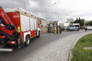 22.07.2021. Kielce. Dachowanie na rondzie u zbiegu ulic IX Wieków, Okrzei i Paderewskiego / Jarosław Kubalski / Radio Kielce