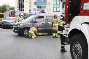 22.07.2021. Kielce. Dachowanie na rondzie u zbiegu ulic IX Wieków, Okrzei i Paderewskiego / Jarosław Kubalski / Radio Kielce