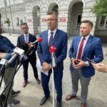 23.07.2021. Kielce. Konferencja Bogdana Wenty. Na zdjęciu (w środku): Tomasz Porębski - rzecznik prezydenta Kielc, Bogdan Wenta - prezydent Kielc i Marcin Chłodnicki - wiceprezydent Kielc / Jarosław Kubalski / Radio Kielce