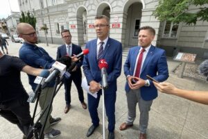 23.07.2021. Kielce. Konferencja Bogdana Wenty. Na zdjęciu (w środku): Tomasz Porębski - rzecznik prezydenta Kielc, Bogdan Wenta - prezydent Kielc i Marcin Chłodnicki - wiceprezydent Kielc / Jarosław Kubalski / Radio Kielce