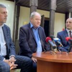 06.07.2021. Kielce. Dworek Laszczyków. Konferencja zapowiadająca uroczystości w Michniowie. Na zdjęciu (od lewej): Jarosław Karyś - Jarosław Karyś, zastępca dyrektora Muzeum Wsi Kieleckiej, Tadeusz Sikora - dyrektor Muzeum Wsi Kieleckiej, Marek Jedynak - kielecka delegatura IPN / Michał Kita / Radio Kielce