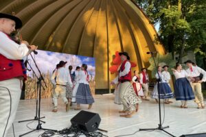 10.07.2021. Kielce. Dzień Tradycji Polskiego Folkloru. Kielecka publiczność bawi Regionalny Zespół Magurzanie / Michał Kita / Radio Kielce