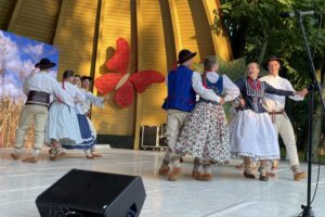 10.07.2021. Kielce. Dzień Tradycji Polskiego Folkloru. Kielecka publiczność bawi Regionalny Zespół Magurzanie / Michał Kita / Radio Kielce