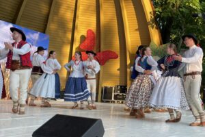 10.07.2021. Kielce. Dzień Tradycji Polskiego Folkloru. Kielecka publiczność bawi Regionalny Zespół Magurzanie / Michał Kita / Radio Kielce