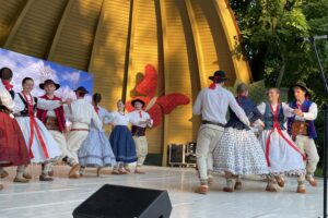 10.07.2021. Kielce. Dzień Tradycji Polskiego Folkloru. Kielecka publiczność bawi Regionalny Zespół Magurzanie / Michał Kita / Radio Kielce