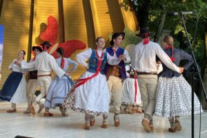 10.07.2021. Kielce. Dzień Tradycji Polskiego Folkloru. Kielecka publiczność bawi Regionalny Zespół Magurzanie / Michał Kita / Radio Kielce