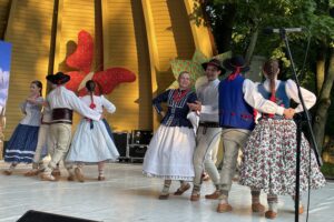 10.07.2021. Kielce. Dzień Tradycji Polskiego Folkloru. Kielecka publiczność bawi Regionalny Zespół Magurzanie / Michał Kita / Radio Kielce