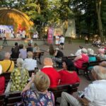 10.07.2021. Kielce. Dzień Tradycji Polskiego Folkloru. Kielecka publiczność bawi Regionalny Zespół Magurzanie / Michał Kita / Radio Kielce