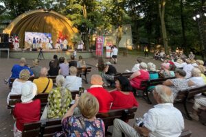 10.07.2021. Kielce. Dzień Tradycji Polskiego Folkloru. Kielecka publiczność bawi Regionalny Zespół Magurzanie / Michał Kita / Radio Kielce