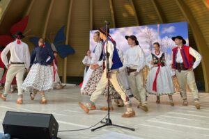 10.07.2021. Kielce. Dzień Tradycji Polskiego Folkloru. Kielecka publiczność bawi Regionalny Zespół Magurzanie / Michał Kita / Radio Kielce